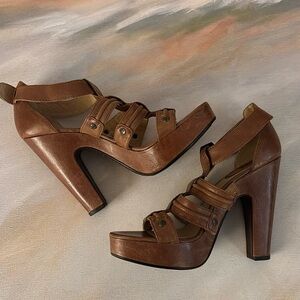 Frye Catrin Trapunto heeled platform. In excellent condition.